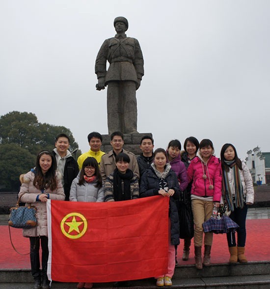 “学雷锋，献爱心”——中国共产主义青年团华体会官方端网站登录入口-华体会(中国)集团股份有限公司委员会开展慰问贫困学生助学活动