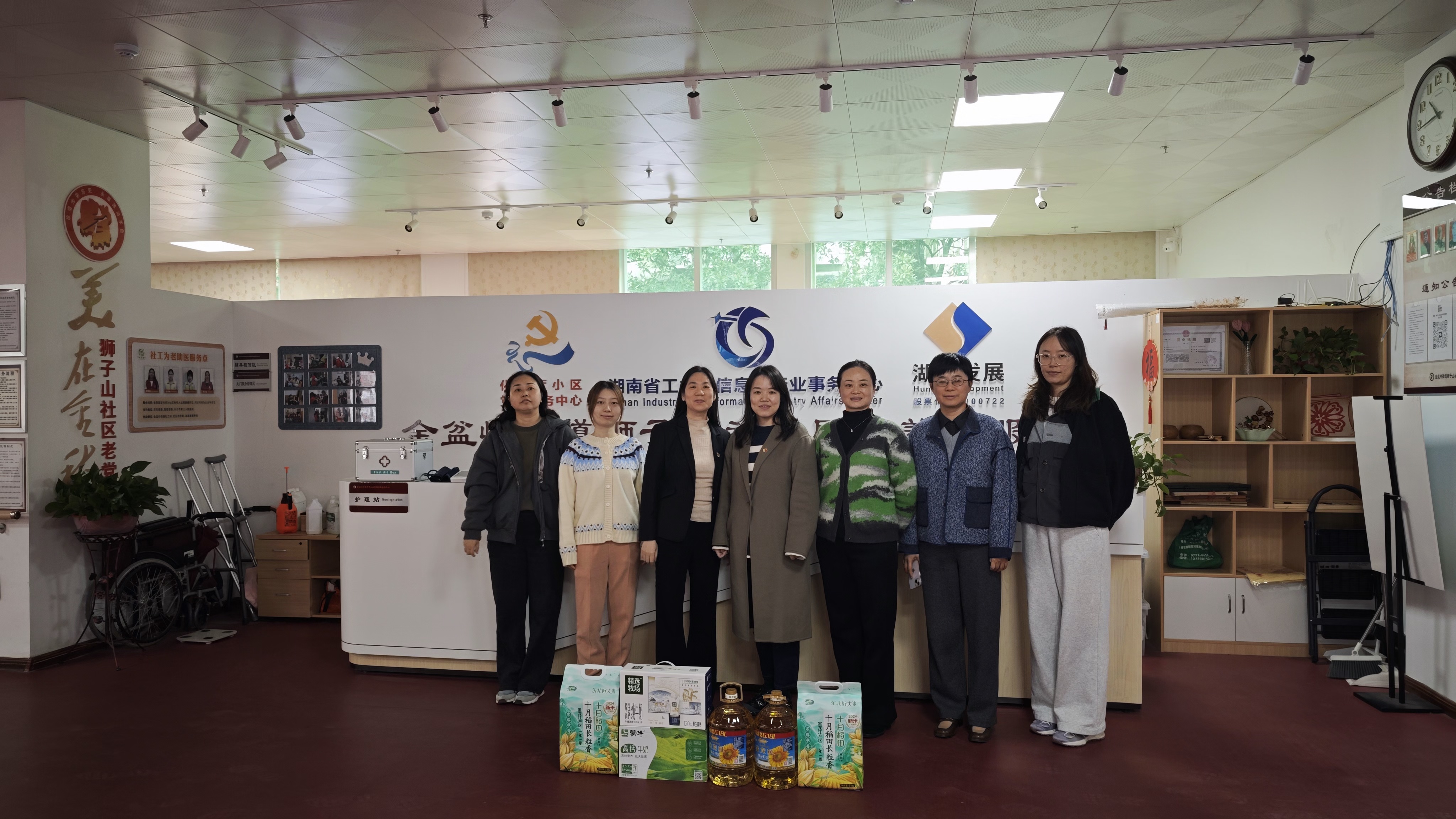 华体会官方端网站登录入口-华体会(中国)证券事务与资金财务党支部开展“关爱独居老人”志愿服务活动